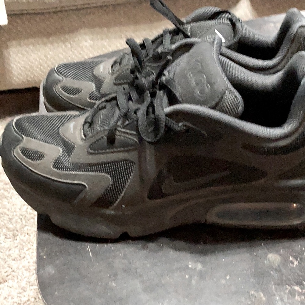 Tennis shoes